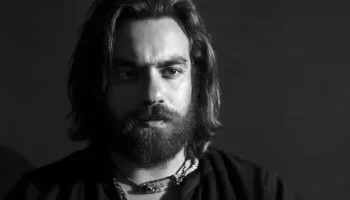 الفنان علي رؤوف يطمئن جمهوره بعد حادث سير مروع: “أنا بخير إلى حد ما.. والحديد يتعوض”