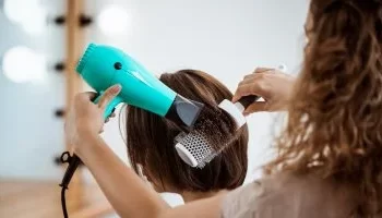 3 خطوات لاختيار تسريحة الشعر المثالية لإطلالتك في الحفلات والمناسبات