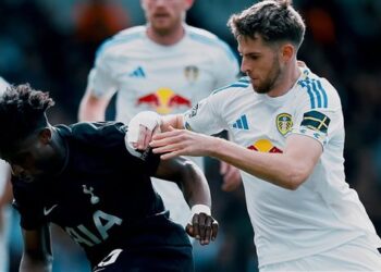 توتنهام ينتزع فوزًا ثمينًا من ليدز يونايتد أمام جماهيره