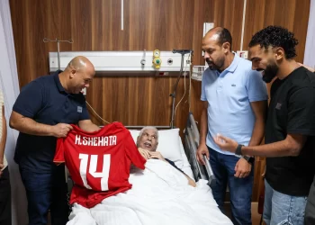 وفد من الأهلي يزور الكابتن حسن شحاتة في المستشفى للاطمئنان على حالته الصحية