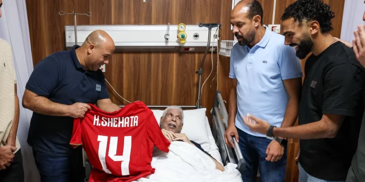 وفد من الأهلي يزور الكابتن حسن شحاتة في المستشفى للاطمئنان على حالته الصحية
