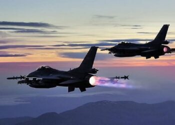 طيران الاحتلال الإسرائيلي يشن غارات جوية على جنوب لبنان مستهدفًا منشآت صناعية