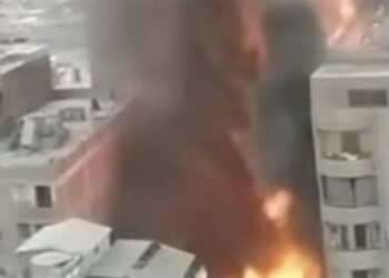 نشوب حريق هائل داخل مخزن قطع غيار سيارات بالحرفيين والدفع بسيارات الإطفاء