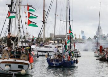 اقتراب أسطول الحرية من غزة.. الجيش الإسرائيلي يعترضه بمناورات خطيرة