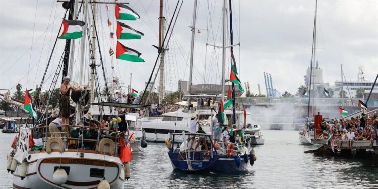 اقتراب أسطول الحرية من غزة.. الجيش الإسرائيلي يعترضه بمناورات خطيرة