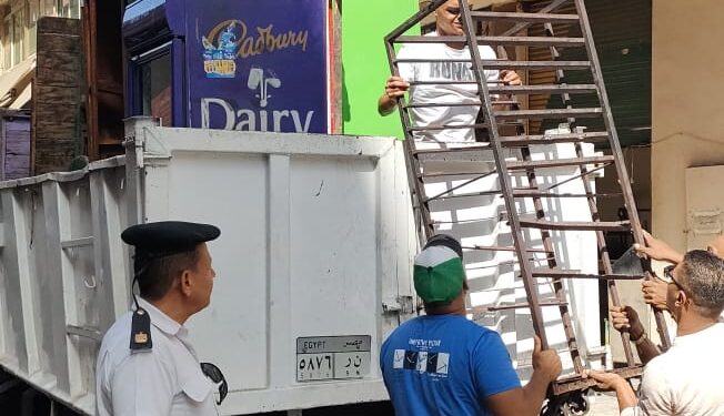 حملة مكبرة لإزالة المخالفات والإشغالات بحي إمبابة.. صور