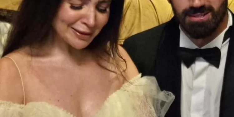  مى عز الدين تحمل صورة والدتها في زفافها على الصيدلي أحمد تيمور