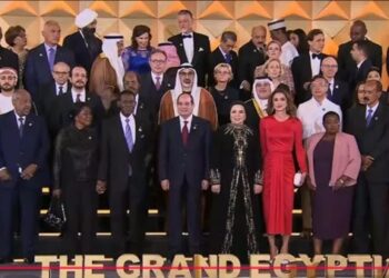 السيسي يلتقط صورة تذكرية مع مشاركين في حفل افتتاح المتحف المصري الكبير