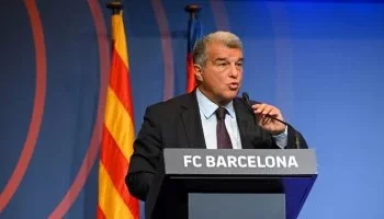 لابورتا يعلق على زيارة ميسي المفاجئة لـ “كامب نو”: “تصرف عفوي من فخر برشلونة وهذا منزله”