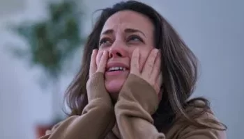 5 علاجات منزلية سريعة لتقليل انتفاخ العينين بعد البكاء