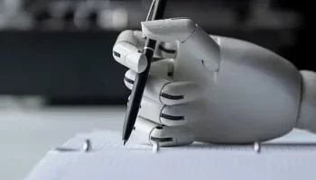 محاسب ماليزي يتعلم “البرمجة بالذكاء الاصطناعي” ليبتكر أدوات تُسرّع عمله بدل أن يستبدله الذكاء الاصطناعي