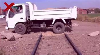 «النقل» تناشد المواطنين بعدم إقامة معابر غير شرعية على قضبان السكك الحديدية