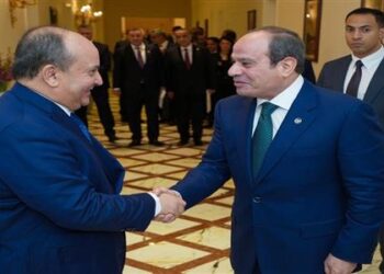 الرئيس السيسي يبحث مع الوزير الأول الجزائري تعزيز التعاون الثنائي ودعم القضية الفلسطينية