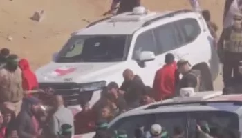 الصليب الأحمر يتسلم جثمان أسير إسرائيلي من غزة وسط استمرار مفاوضات التبادل