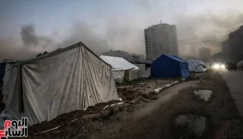 اللجنة المصرية تستجيب لنداءات النازحين في غزة بعد غمر مياه الأمطار لخيامهم