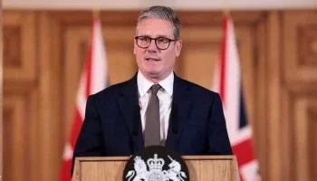 توتر في لندن: مخاوف من “انقلاب” على رئيس الوزراء كير ستارمر بعد تراجع شعبيته