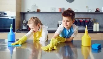 “طفل العسلية” يعود لأسرته بعد 3 أشهر في دار رعاية وبراءة المتهم بالاعتداء عليه