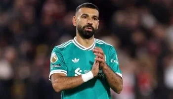 تقارير إنجليزية: محمد صلاح يواجه خطر الرحيل عن ليفربول الصيف القادم بسبب تراجع مستواه وعروض سعودية