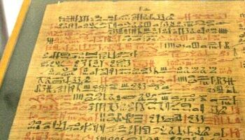 “بردية إيبرس” تكشف عبقرية الطب المصري القديم: أول وصف لسرطان الثدي والسكري وجراحة الأسنان