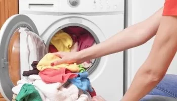  أسرار التنظيف العميق: كيف تساعد صودا الخبز في تفتيح الملابس وإزالة الروائح الكريهة؟