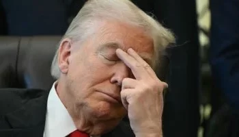 “دون الناعس عاد”: صور تُظهر ترامب مغمض العينين في المكتب البيضاوي تثير جدلاً واسعاً