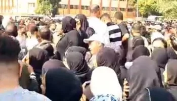 مشهد وداع مؤثر: زوجة إسماعيل الليثي تُغمى عليها أثناء تشييع جثمانه.. وجيرانه: “كان بيساعد الغريب والقريب”