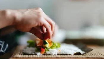 طريقة عمل السوشي في المنزل (على طريقة الشيف هند جمال)