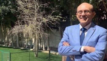 الفنان محمد صبحي يغادر المستشفى بعد تماثله للشفاء