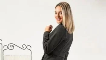 أفكار أنيقة لتنسيق الجواكيت والسترات الصوفية في موسم البرد