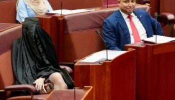 تعليق عمل سيناتور أسترالية إثر ارتدائها النقاب داخل البرلمان وإدانة واسعة لسلوكها