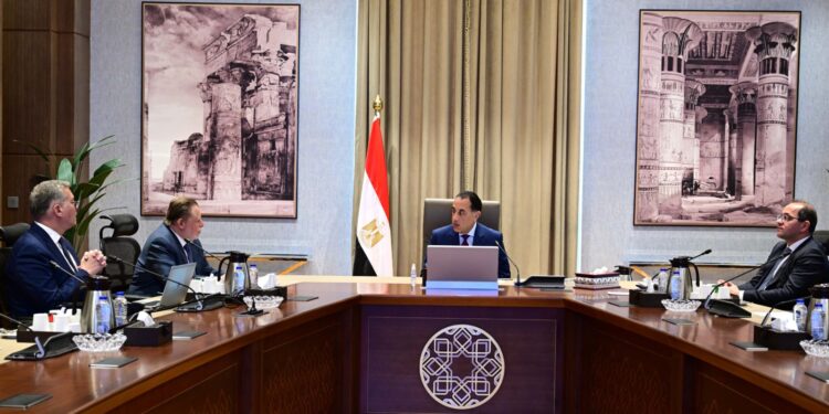 رئيس الوزراء يتابع توافر الاحتياطي الإستراتيجي من المنتجات البترولية