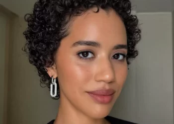 وداعاً للمسام الواسعة: 4 وصفات طبيعية بسيطة لتحصلي على بشرة ناعمة ومتجانسة