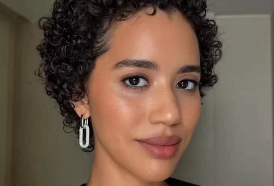 وداعاً للمسام الواسعة: 4 وصفات طبيعية بسيطة لتحصلي على بشرة ناعمة ومتجانسة