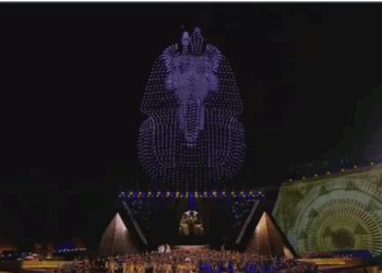قناع الملك توت عنخ آمون يزين سماء حفل افتتاح المتحف المصري الكبير