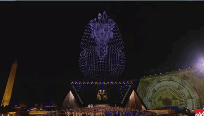 قناع الملك توت عنخ آمون يزين سماء حفل افتتاح المتحف المصري الكبير