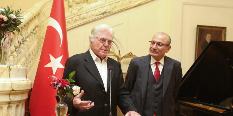 السفير التركي بالقاهرة يكرم الوفد المشارك في مهرجان القاهرة السينمائي الدولي