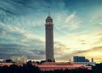 “برج القاهرة” يتزين احتفالاً بالافتتاح التاريخي للمتحف المصري الكبير