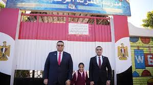 فريق من النيابة العامة يرافق الطفلة حور ضحية التنمر إلى مدرستها