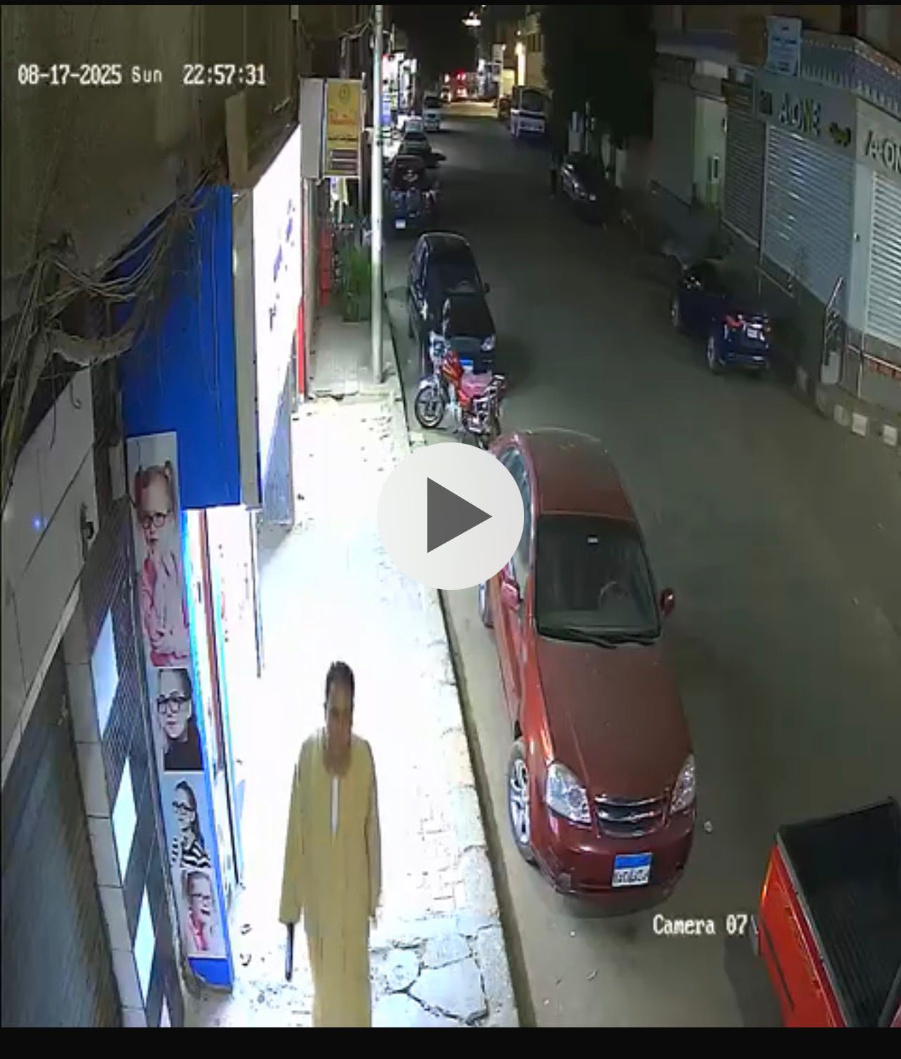 صورة من كاميرات المراقبة ترصد قيام المشكو في حقه بالسير مسلحا بعصا لفرض السيطرة بالشارع