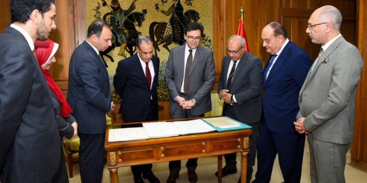 دبلوماسية “الوثائق”.. وزير الخارجية يتسلم خرائط ومعاهدات تاريخية نادرة بعد ترميمها بدار الكتب
