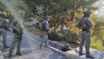 بينهم أطفال وطلاب مدارس.. الاحتلال يعتقل 14 فلسطينياً في الضفة والمستوطنون يغلقون طرقاً شرق القدس