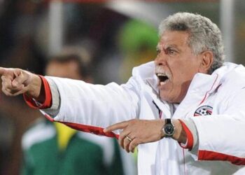 بعد إجراء عملية جراحية.. وزير الرياضة يطمئن هاتفيا على حسن شحاتة