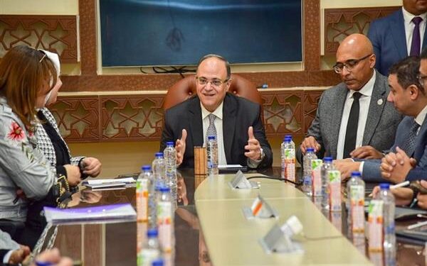 هيئة الدواء تبحث مع ممثلي الصيدليات تعزيز ضوابط صرف الأدوية المخدرة