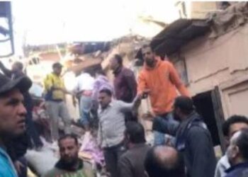 وصول مدير أمن الجيزة وعدد من القيادات الأمنية لموقع انهيار عقار إمبابة