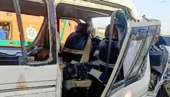 إصابة 14 شخصاً في حادث انقلاب سيارة ميكروباص على طريق القاهرة/أسيوط الصحراوي بالفيوم