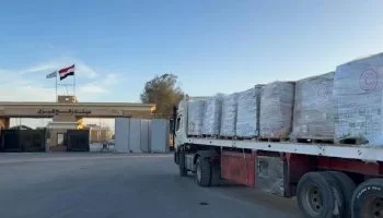 الهلال الأحمر المصري يطلق القافلة الـ 91 “زاد العزة” إلى غزة