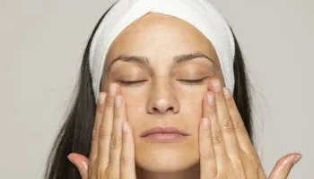 فوائد تدليك الوجه اليومي: بشرة أكثر نضارة وشباباً