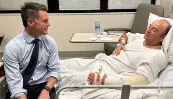 رئيس وزراء أستراليا يزور البطل أحمد الأحمد بعد تصديه لهجوم شاطئ بوندي