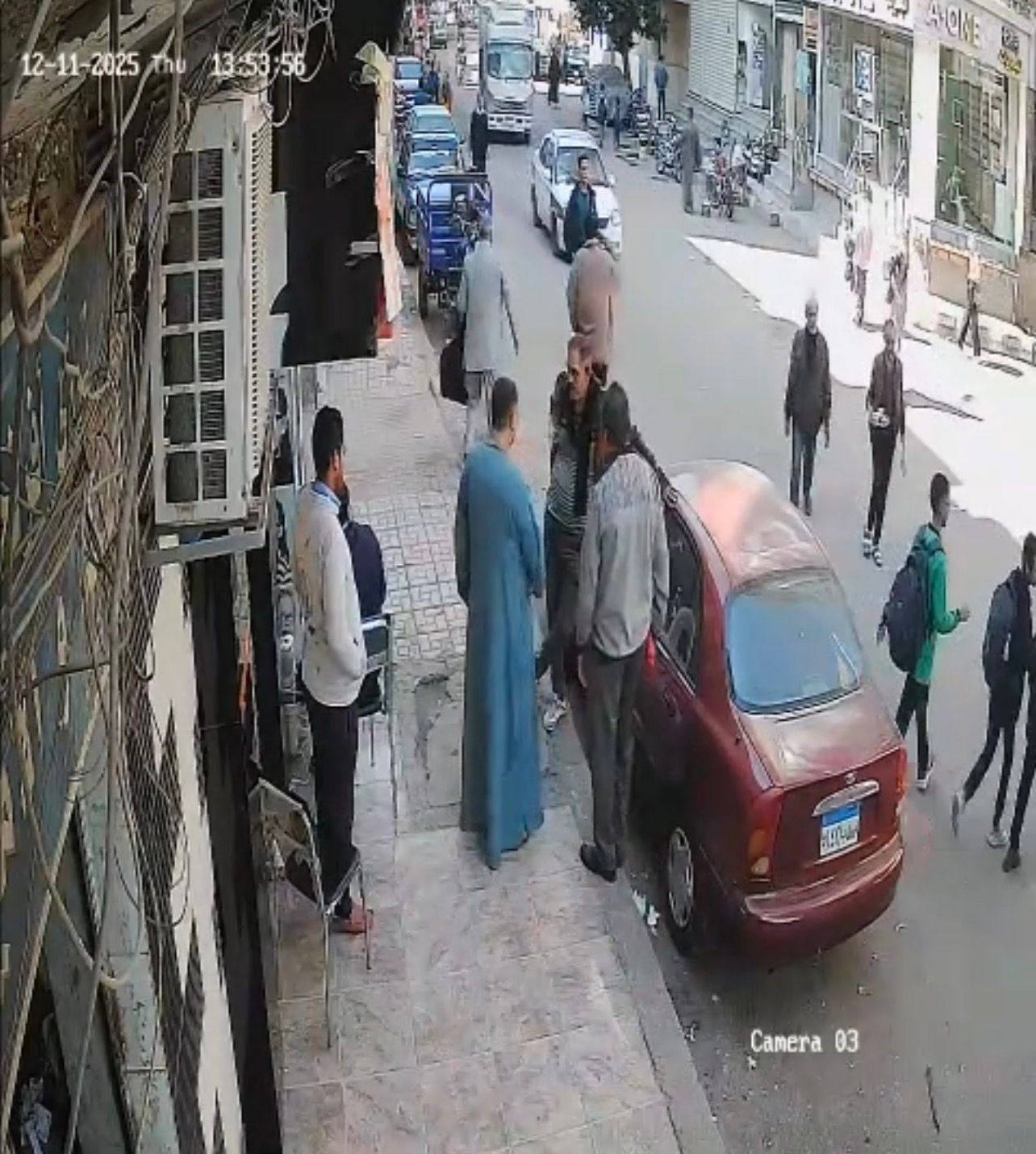 صورة للمشكو في حقه أثناء حديثه مع بعض الموظفين بشركة الكهرباء