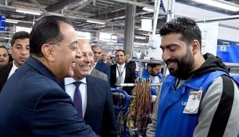 مدبولي يستمع لآراء العاملين خلال افتتاح مصنع ليوني مصر في مدينة بدر
